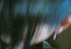 Dua orang dengan ayam jago di akhir xxx panas jepang yang bahagia